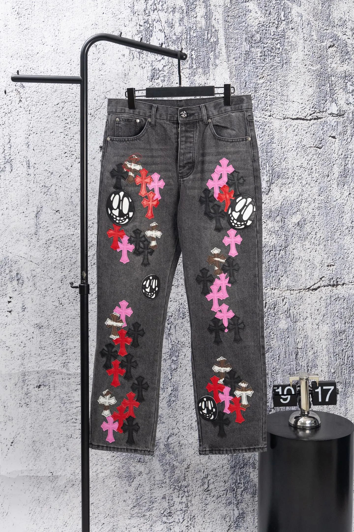 P290 Chromehearts CH Limited Edition Grimace Ox King Colorful Cross Patched Leather Cow King Jeans Cool brother and sister’s favorite pair, Grimace Cross Patch Leather Jeans. It can be said to be the real Ox King, ultra-limited and rare. The counter price is 34W level, patchwork cross pattern embellishment, washed jeans! ! An absolutely high-end luxury product, a 1.9W-level god-level single product, a super popular product, made by top heavy industry, a magic weapon that cannot be missed! [About Zangyin] This is an extremely luxurious fashion brand that can also be called the aristocracy of the high street. It has always been an exclusive brand for some hipsters or rich second generations. Compared with ordinary high streets, it is more luxurious and noble. Compared with luxury brands, it is more fashionable and individual. It has always been a brand that I have a special liking for. [Top heavy industry fashion design] Consistently high-street luxury style. Speaking of this style, the Zangyin family and GU family are definitely the leading representative brands. Especially the Zangyin family has really achieved a state-of-the-art effect in creating high-street style. The unique washed material is used to create this style. The color system is already quite eye-catching. After it is decorated with patchwork cross flowers, it cleverly highlights the charm of the brand. Secondly, this style uses classic The high-waist cutting design highlights the long legs and fashionable temperament of the upper body. The brand is highly recognizable and the slim fit configuration is more suitable for daily wear. It is a product that interprets personality, fashion, and specifications at a glance. This single product is enough to make any fan excited. It can be a white T-shirt for a youthful college style, or a tight suspender for a royal style. It has strong matching ability and can be easily controlled by men.  [Materials and craftsmanship] Needless to say, this point goes without saying. As an excellent craftsman brand, Zangyin’s requirements for details and craftsmanship are really perfect. The washed color of this model has gone through so many processes, not to mention the embellishment of denim appliques. It is also purely hand-made and sewn. Just like what they believe in, only hand-made things have soul and have the meaning of wear. A top-notch heavy-duty fashionable denim item, I look forward to your perfect interpretation! !  Color: Picture color Size: 28-36